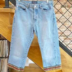 Cropped jeans with embroidery